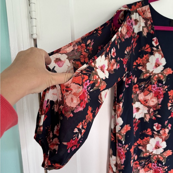 Lulus navy floral mini dress with cut out sleeves. Never worn - Picture 8 of 8